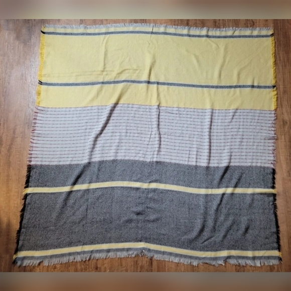 FREE W BUNDLE Woven blanket scarf - Picture 2 of 4